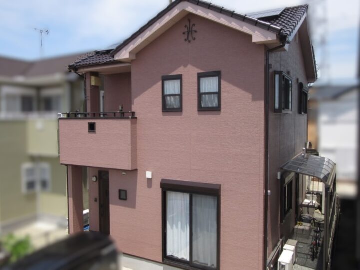 【和歌山市】I様邸<br>『ライトコーラルのワントーン仕上げの外壁とワインレッドの屋根で、重厚感がありつつ落ち着いた風合いの仕上がりに…✧₊°』