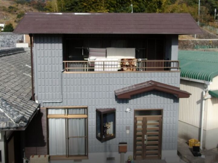 【岩出市】　F様邸<br>『模様を活かしたグレーの外壁にブラウンのパラペットがモダンな雰囲気のお家に…✧』　インテグラルコート塗布