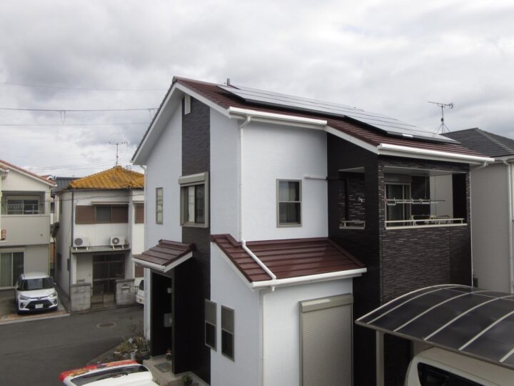 【和歌山市】　W様邸<br>『青空とマッチするスノーブルー、情熱的なバーガンディーレッドのアクセント、そして落ち着きのあるマルーンレッドの屋根…まるで新築のような美しさを取り戻しました 』