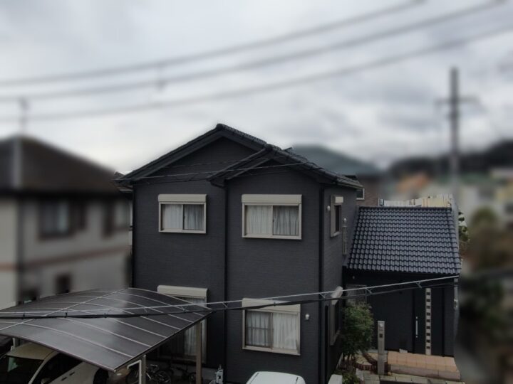 【岩出市】　K様邸<br>『チャコールベージュの外壁とブラックの屋根で、モダンでありながら艶が抑えられた落ち着きのある仕上がりに…✧₊°』