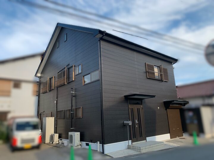 【和歌山市】N様邸<br>『ダークブラウン系の外壁とディープグレー系の屋根で、重厚感のある輝くような仕上がりに…✧₊°』