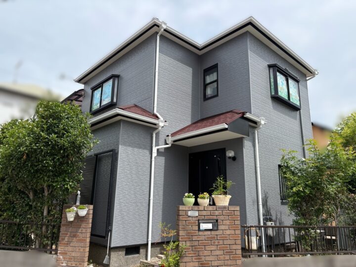 【和歌山市】S様邸<br>『落ち着いた色合いのグレー系の外壁とレディッシュブラウン系の屋根で、光沢感もありつつ温かみのある素敵な仕上がりに…✧₊°』