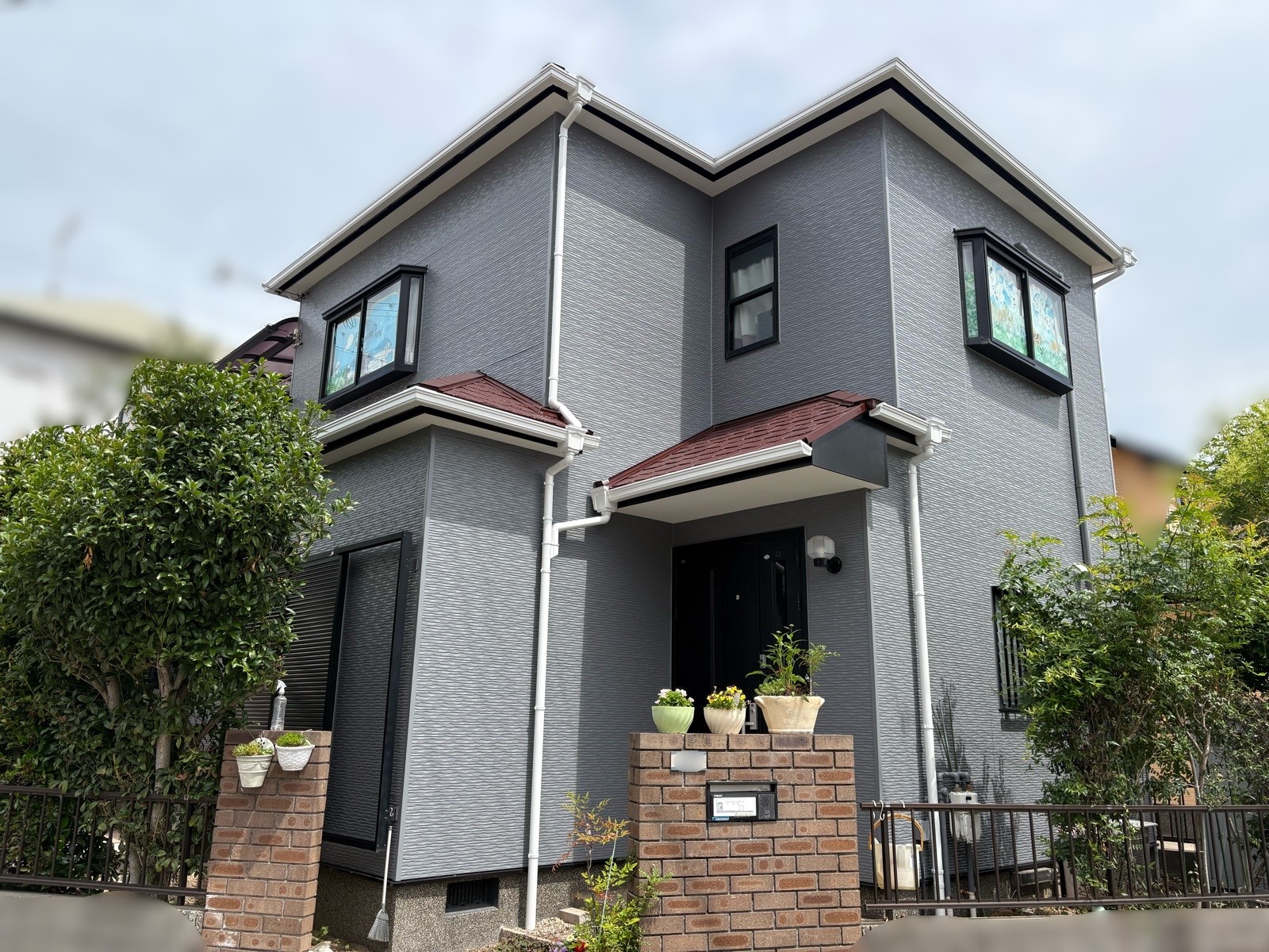 【和歌山市】S様邸『落ち着いた色合いのグレー系の外壁とレディッシュブラウン系の屋根で、光沢感もありつつ温かみのある素敵な仕上がりに…✧₊°』
