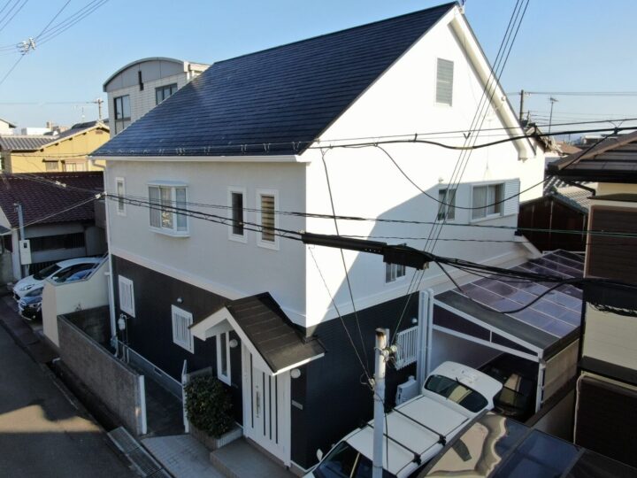 【和歌山市】　D様邸<br>『ダークグレーとライトグレーを組み合わせたツートンカラーの外壁にブラックの屋根で存在感ある仕上がりに…✧₊°』ウルトラTOP塗布