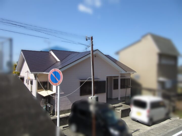 【海南市】　H様邸<br>『外壁はパステルピンクのワントーン仕上げで、屋根はバーガンディーレッドの暖色系での仕上げ。一部にハニーイエローの差し色で、温かみのある上品な仕上がりに…✧₊°』