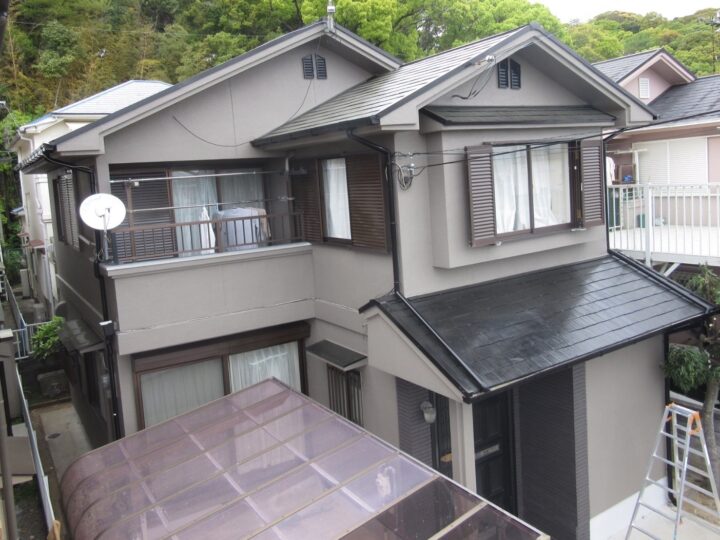 【和歌山市】　O様邸<br>『モスグレージュの外壁にブラックの屋根が重厚感溢れる素敵な仕上がりに…✧₊°』