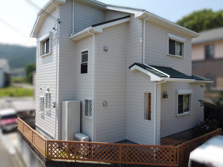 【海南市】A様邸<br>『明るめのグレージュ系の外壁とグリーン系の屋根カバーが、シンプルながら目を引く清潔感のある仕上がりに…✧₊°』