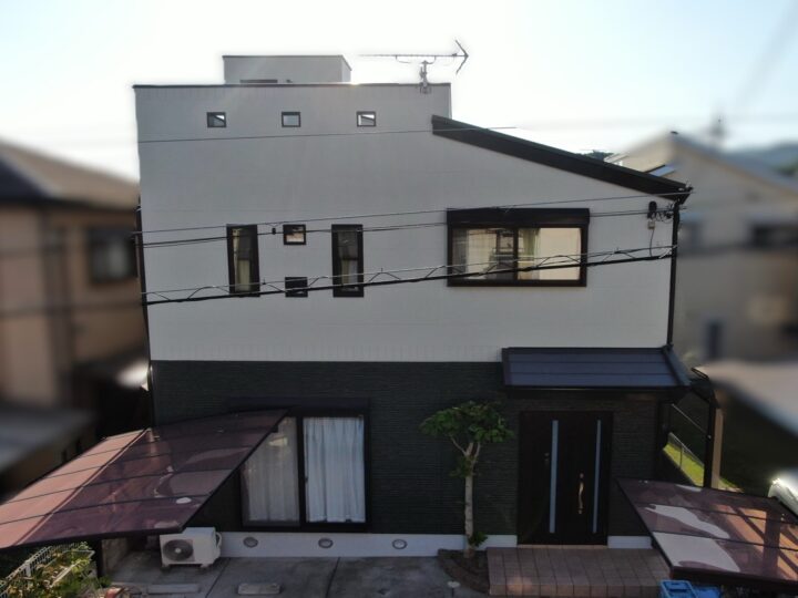 【和歌山市】N様邸<br>『エボニーグリーンとスプリンググリーンのツートーンで彩られた外壁とディープグレーの屋根カバーで、明るい印象を与える暖かな仕上がりに…✧₊°』