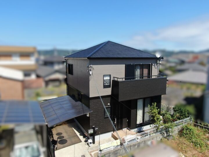 【和歌山市】N様邸<br>『2色のグレージュ系統の色で統一された外壁とブラックの屋根で、落ち着いた風合いの素敵な仕上がりに…✧₊°』