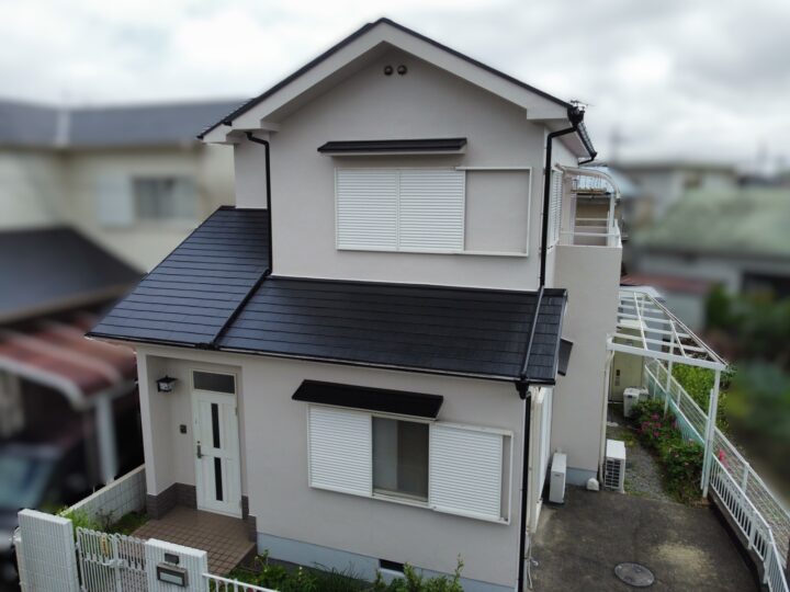 【和歌山市】Y様邸<br>『当店人気色のエクルグレージュのワントーン仕上げの外壁とシンプルなブラックの屋根で、落ち着いた風合いの仕上がりに…✧₊°』