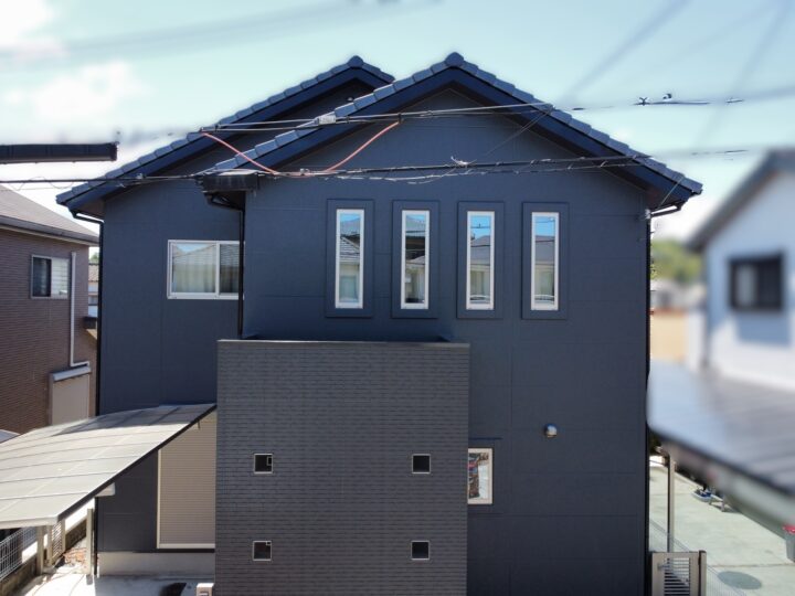 【和歌山市】H様邸<br>『深みのあるディープグレー系の外壁とディープブラウン系のアクセント部と屋根で、重厚感のある落ち着いた風合いの仕上がりに…✧₊°』