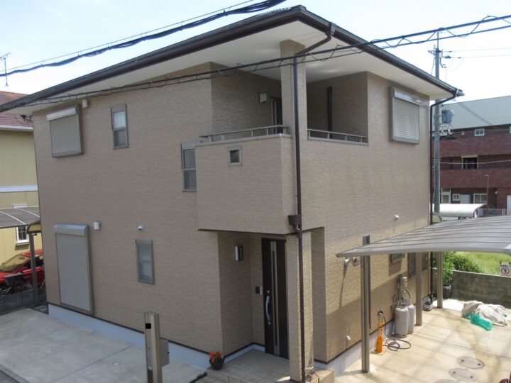 【和歌山市】T様邸<br>『模様を活かしたクリヤー塗装とチョコレートブラウンの屋根が穏やかな印象の素敵な仕上がりに…✧₊°』<br>累計口コミ数 100件超えの塗装工事・防水工事専門店<br>【外壁塗装 和歌山市 エースペイント】 ✨