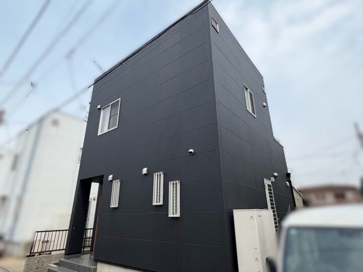 【和歌山市】K様邸<br>『艶を抑えたブラックに近いディープグレー系の外壁とブラックの屋根で、重厚感溢れる素敵な仕上がりに…✧₊°』