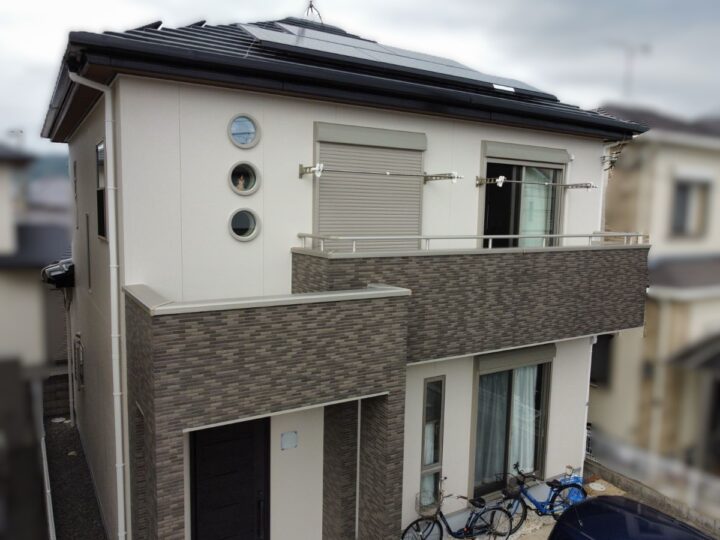 【和歌山市】K様邸<br>『明るいグレージュ系でのワントーン仕上げとタイル部に専用の撥水塗料を施工することで、光り輝く素敵な仕上がりに…✧₊°』
