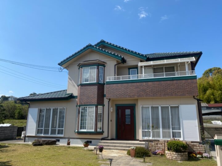 【紀の川市】　Ｙ様邸　外壁塗装・付帯部塗装工事<br>『ベージュの外壁にグリーンの付帯部とレンガ張りのアクセントが素敵な仕上がりのお家に…✧₊°』