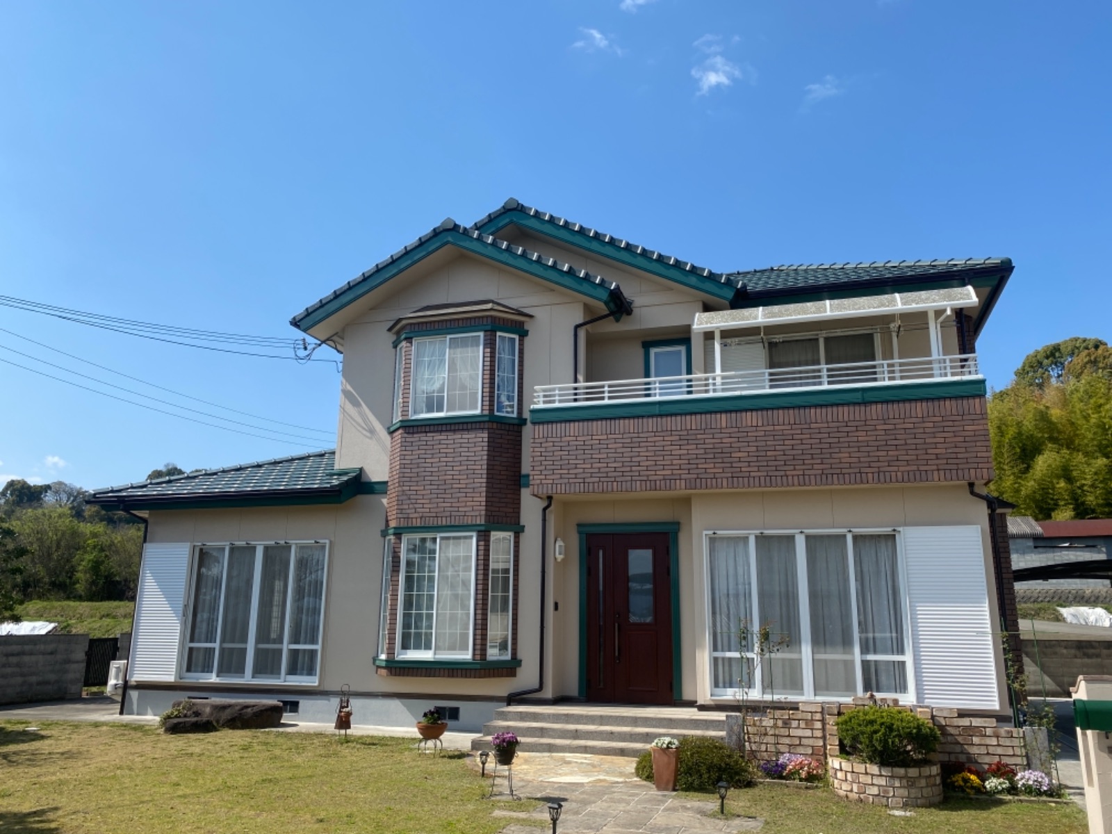 【紀の川市】Y様邸『ベージュの外壁にグリーンの付帯部とレンガ張りのアクセントが素敵な仕上がりのお家に…✧₊°』Google口コミ数 1位の外壁塗装・屋根塗装・雨漏り専門店【外壁塗装 屋根塗装 紀の川市エースペイント】🏠✨