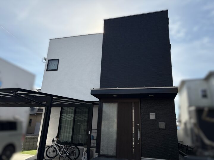 【和歌山市】M様邸<br>『ホワイト系とブラック系のツートーン仕上げの外壁で、シンプルな色合いで仕上げられた素敵なお家に…✧₊°』