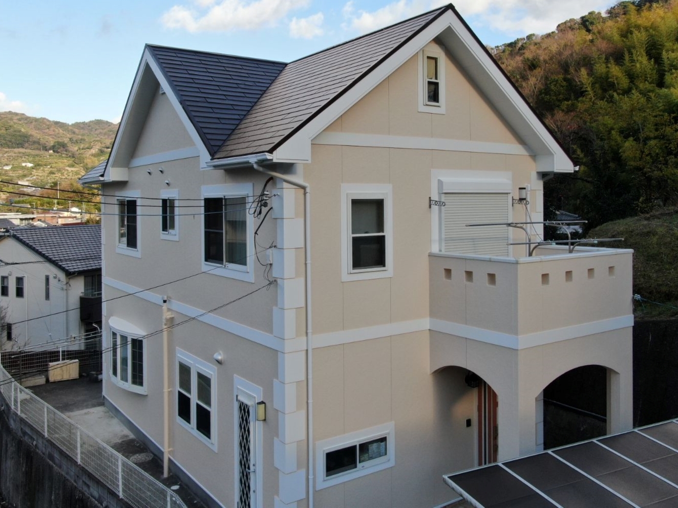 【海南市】O様邸『住宅のデザインを活かしたベージュの外壁でおしゃれな洗練された仕上がりに…˖✧』Google口コミ数 1位の外壁塗装・屋根塗装・雨漏り専門店【外壁塗装 屋根塗装 海南市 エースペイント】🏠✨