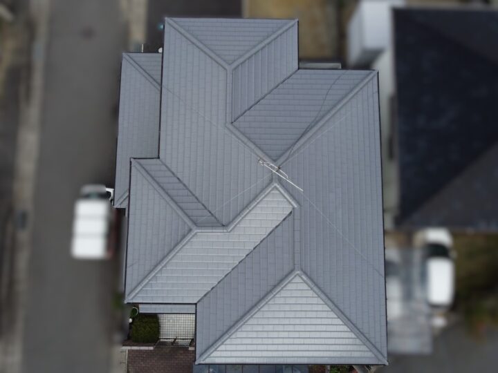 【岩出市】W様邸<br>『ホワイト系の外壁とディープグレー系の屋根で、シンプルながら清潔感の溢れる仕上がりに…✧₊°』