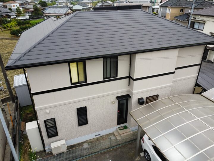 【和歌山市】T様邸<br>『周囲の風景とマッチしやすいグレージュ系の外壁とブラックの屋根で、モダンで素敵な仕上がりに…✧₊°』