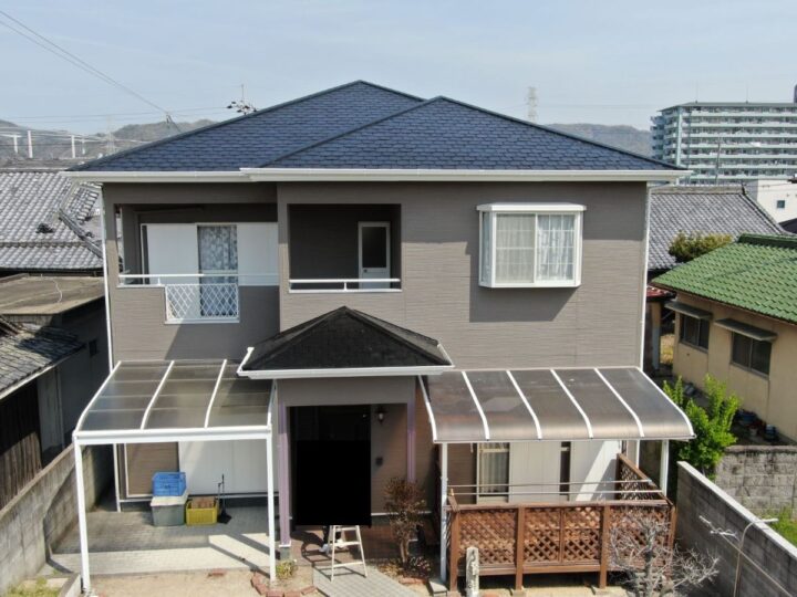 【岩出市】　T様邸<br>『人気色のグレージュをまとった外壁にブラックの屋根で引き締め落ち着いた雰囲気の仕上がりに…✧₊°』インテグラルコート塗布