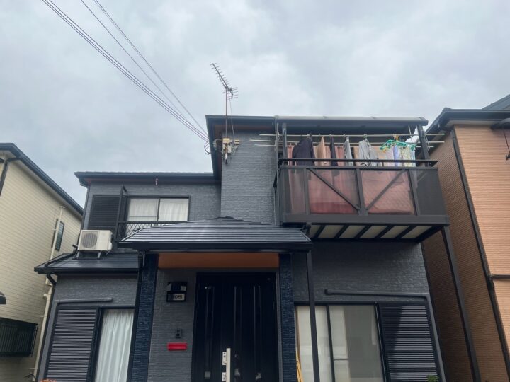 【海南市】　Ｍ様邸<br>　『ウッド調の軒天が映えるダークグレーの外壁で高級感溢れる素敵な仕上がりに…✧₊°』ウルトラTOP塗布