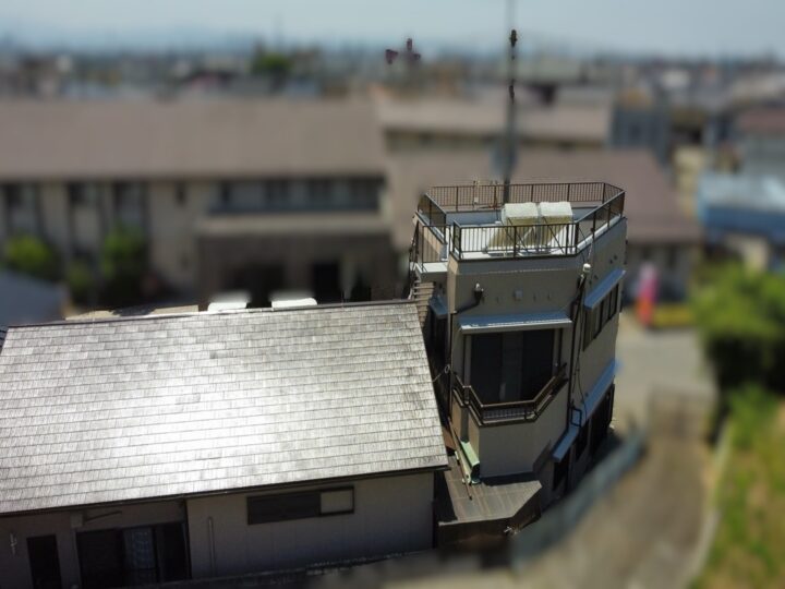 【和歌山市】T様邸<br>『人気の高いグレージュ系の外壁とシンプルなディープブラウン系の屋根で、周りの風景とマッチした素敵な仕上がりに……。✧₊°』