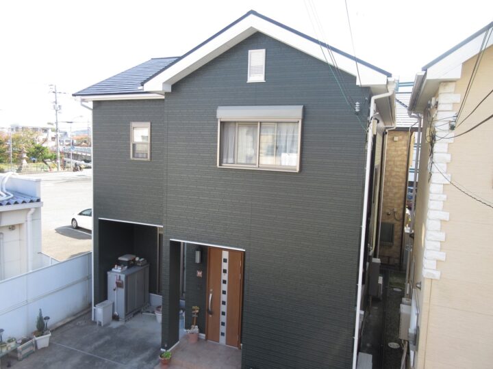 【和歌山市】　M様邸<br>『エボニーグリーンの外壁にダークブラウンの屋根でモダンで素敵な仕上がりに…✧₊°』
