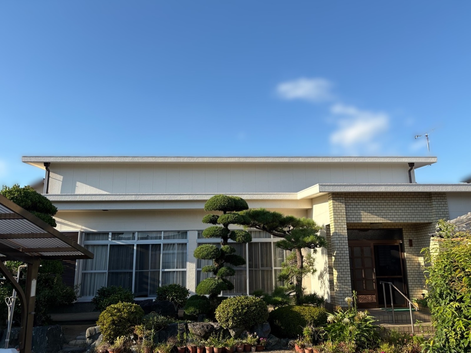 【和歌山市】M様邸『人気の高い明るめのグレージュとライトグレー系の外壁、差し色としてレディッシュブラウン系の色を採用することで、モダンで温かみのある素敵な仕上がりに…✧₊°』