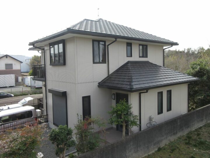 【海南市】　K様邸<br>『落ち着いたベージュの外壁にブラックの付帯部で引き締めたスタイリッシュなお家に…✧₊°』　インテグラルコート塗布
