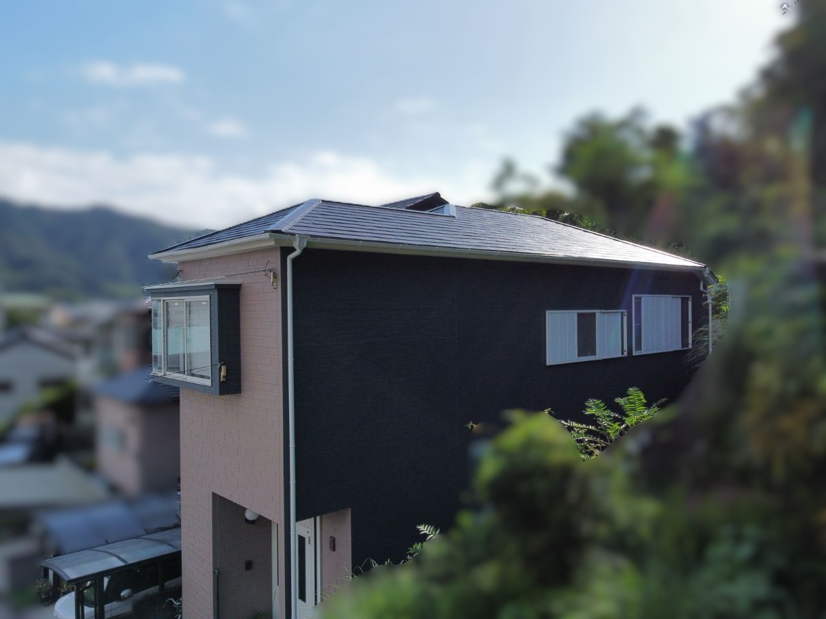 【海南市】K様邸『艶が抑えられたディープグレー系とグレージュ系のツートーンの外壁とダークチョコレートの屋根で、シックでモダンな風合いの仕上がりに…✧₊°』