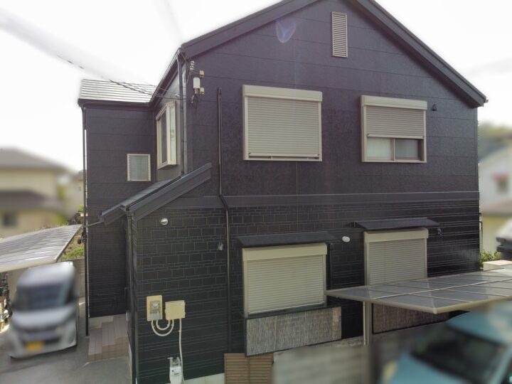 【和歌山市】H様邸<br>『シンプルで重厚感の溢れるブラックの外壁と屋根カバーで、シックで落ち着いた風合いの仕上がりに…✧₊°』