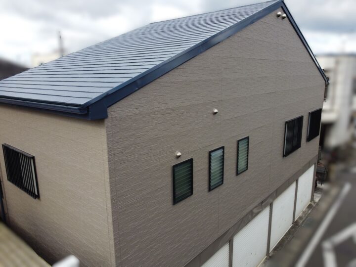 【和歌山市】S様邸<br>『温かみのあるグレージュ系統の外壁とネイビーブルーの屋根で、周囲とマッチした色味の素敵な仕上がりに…✧₊°』
