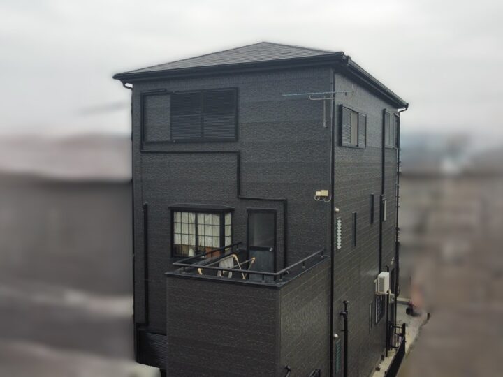 【和歌山市】M様邸<br>『チャコールベージュのワントーンの外壁とシンプルなブラックの屋根で、重厚感溢れる光り輝く仕上がりに…✧₊°』