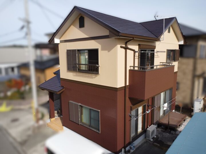 【有田郡】M様邸<br>『ライトイエローと赤みのあるブラウン系統の色で彩られた2色の外壁で、周りと馴染みやすい風合いの素敵な仕上がりに…✧₊°』