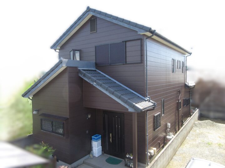 【紀の川市】S様邸<br>『チョコレートブラウンのワントーン仕上げの外壁で、重厚感のあるモダンな仕上がりに…✧₊°』