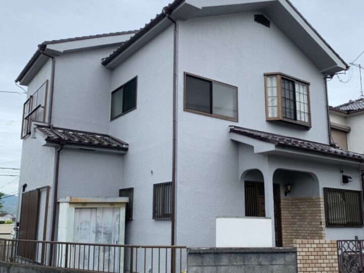 【岩出市】H様邸　外壁塗装工事<br>　『グレーの外壁がレンガ張りのアクセントとマッチした落ち着いた仕上がりに…✧₊°』