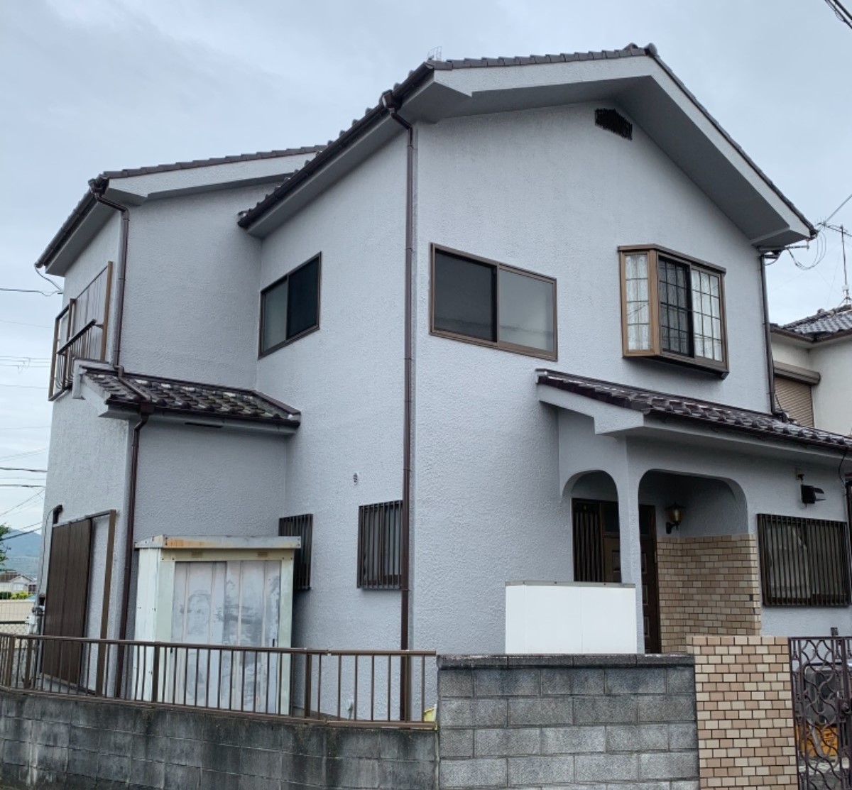 【岩出市】H様邸『グレーの外壁がレンガ張りのアクセントとマッチした落ち着いた仕上がりに…✧₊°』Google口コミ数 1位の外壁塗装・屋根塗装・雨漏り専門店【外壁塗装 屋根塗装 岩出市 エースペイント】🏠✨