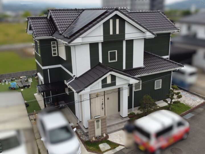 【紀の川市】I様邸<br>『シンプルなホワイト系とブラック系の外壁にブラック系の色で屋根を塗装。有機HRC塗料を使用することで高い耐久性を持たせつつ、清潔感溢れる都会的な仕上がりに…✧₊°』