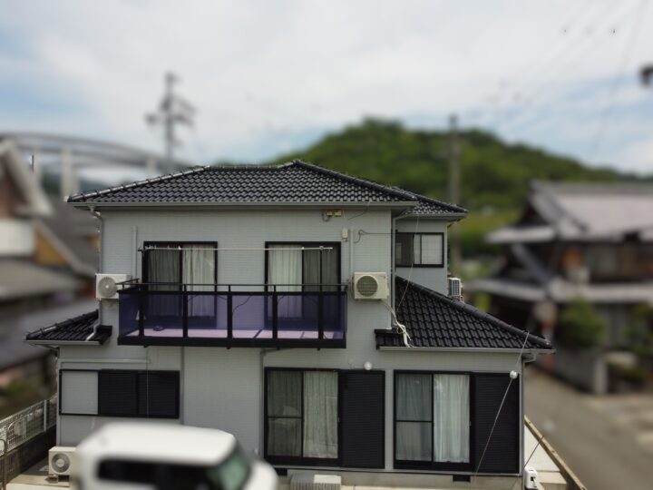 【岩出市】Y様邸<br>『派手になりすぎず落ち着いた風合いのグレー系の外壁とブラックの屋根で、洗練された印象の素敵な仕上がりに…✧₊°』