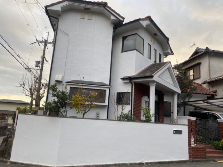 【和歌山市】M様邸　外壁塗装工事<br>『レンガ調の玄関周りにホワイトの外壁・擁壁が神秘的で新築の様な仕上がりに…°˖✧✧˖°』