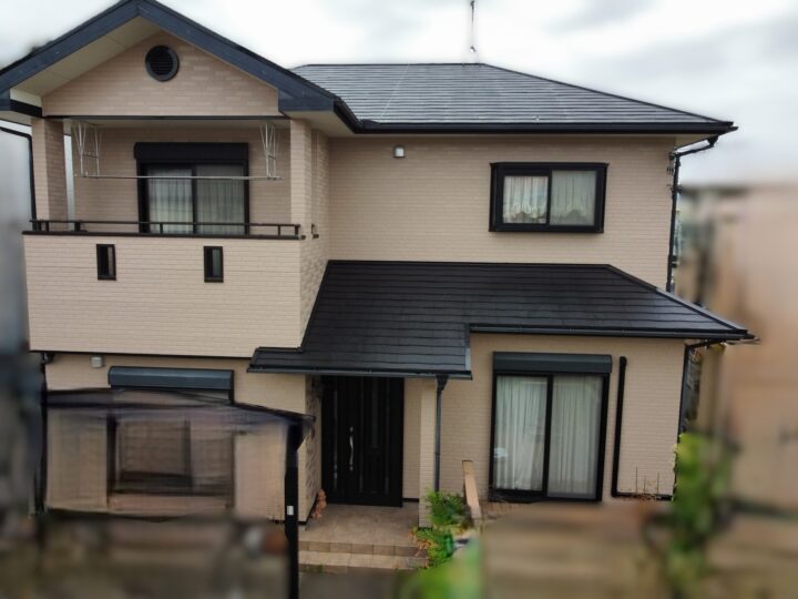 【和歌山市】K様邸<br>『フォーンブラウンのワントーンの外壁とシンプルなブラックの屋根で、温かみのあるモダンな仕上がりに…✧₊°』