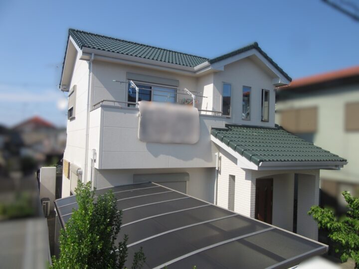 【和歌山市】T様邸<br>『長期にわたりお家を保護してくれる特殊な無機塗料を使用。人気が高いグレージュ系のワントーンの外壁で、周りの風景とマッチした素敵な仕上がりに……。✧₊°』