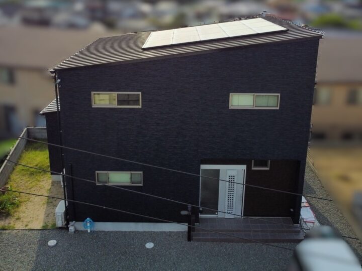 【和歌山市】H様邸<br>『重厚感溢れるディープブルーとアクセント及び屋根にはブラウンのツートーン仕上げで、光り輝くような仕上がりに…✧₊°』
