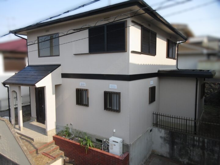 【阪南市】T様所有物件<br>『人気の高い明るめのグレージュ系の外壁とブラック系の屋根の2色仕上げで、シンプルながら清潔感の溢れる仕上がりに…✧₊°』