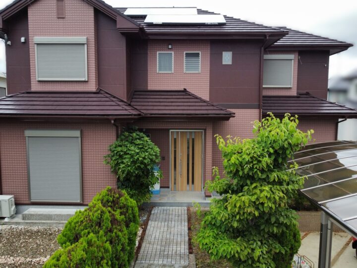 【和歌山市】K様邸<br>『色見の違うディープブラウン系のツートーンの外壁と屋根で、統一感のある落ち着いた風合いの仕上がりに…✧₊°』