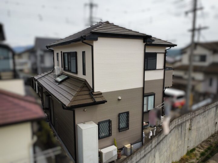 【岩出市】M様邸<br>温かみの溢れる2色のグレージュとブラウン系のシンプルな屋根で、周囲と調和した素敵な仕上がりに…✧₊°』