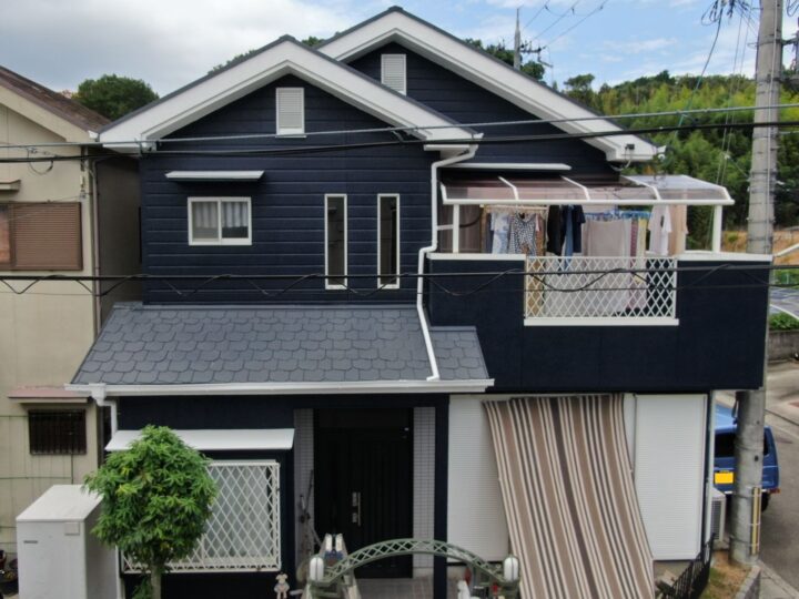 【岩出市】　H様邸<br>『ネイビーブルーの外壁にダークグレーの屋根が重厚感溢れる素敵な仕上がりに…✧₊°』ウルトラTOP塗布