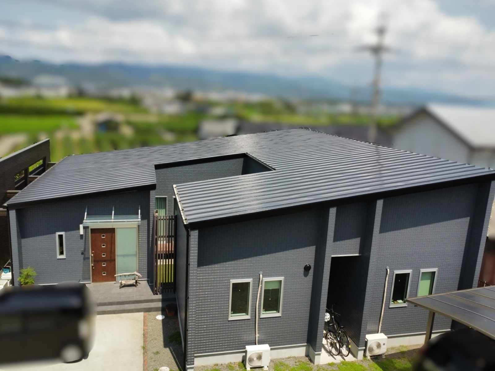 【紀の川市】I様邸『明るすぎず暗すぎない、ディープグレー系の色で外壁と屋根を塗装。更にアクセント部にはブラウン系の色を差し色として使用することで、重厚感が溢れるモダンな仕上がりに…✧₊°』