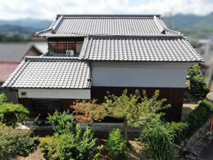 【橋本市】H様邸<br>『周囲の風景とマッチしやすいライトグレーの外壁とダークブラウンの木部で、洗練されたモダンな仕上がりに…✧₊°』
